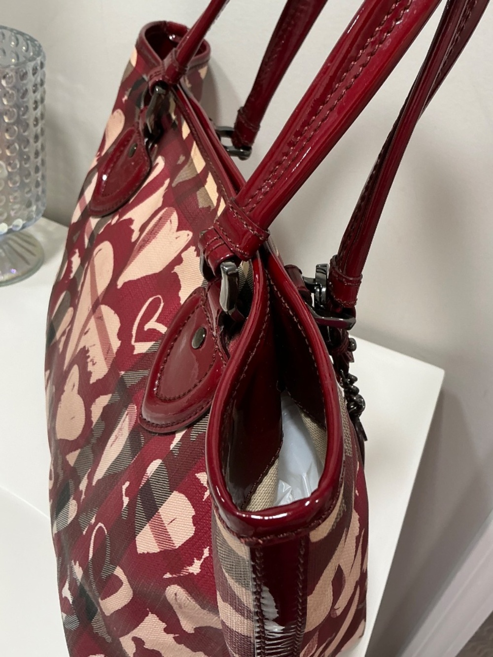 Burberry Ltd Edition Patent Painted Heart Supernova Coated Canvas Nickie Tote - Picture 16 of 16
